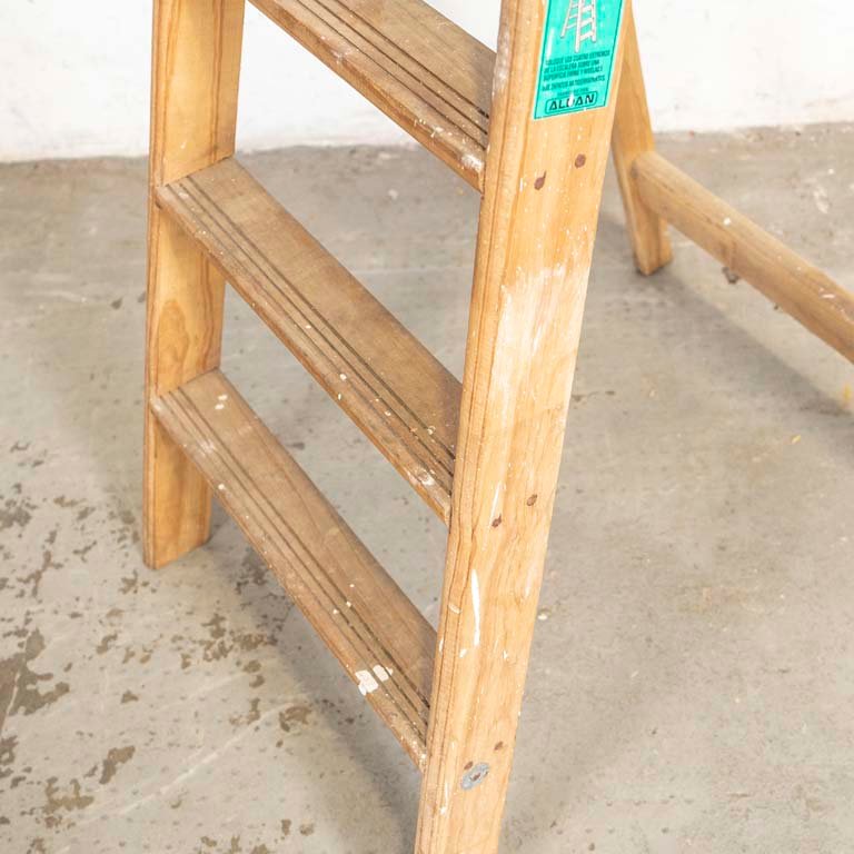 Escalera plegable de madera con detalles de uso - imagen 3