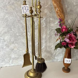 Lote siguiente: Set de Bronce para Estufa y Florero de Madera con Flores Artificiales