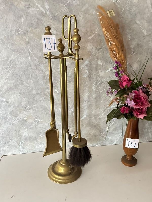 Set de Bronce para Estufa y Florero de Madera con Flores Artificiales