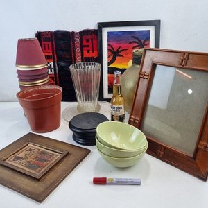 Lote siguiente: Lote de Pantallas de Lámpara, Florero, Jarrón, Cuadros y Más