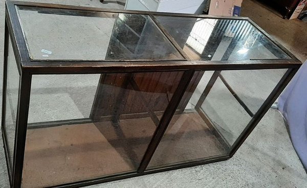 Vitrina Exhibidora de Madera con Estantes de Vidrio