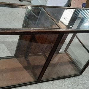Vitrina Exhibidora de Madera con Estantes de Vidrio - imagen 1