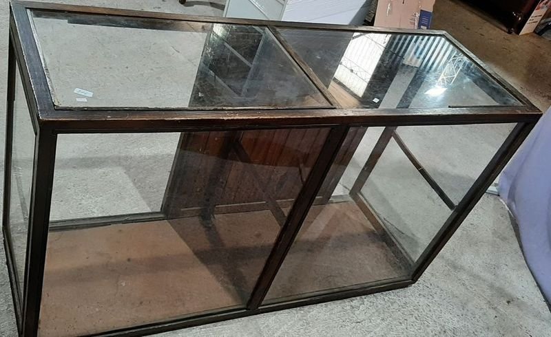 Vitrina Exhibidora de Madera con Estantes de Vidrio