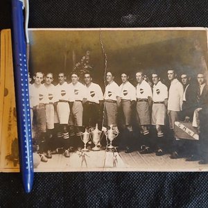 Tarjeta Postal Antigua: Plantel Club Nacional de Football con Trofeos (c. 1920s) - imagen 3