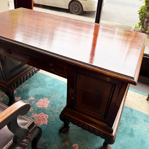 Escritorio Antiguo de Madera Oscura con Silla Estilo Luis XV - imagen 2