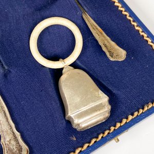 Estuche con Juego de Bebé en Plata 800: Sonajero, Cuchara y Tenedor - imagen 4
