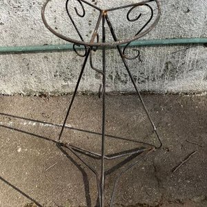 Pedestal de Hierro Forjado con Detalles Ornamentales - imagen 5
