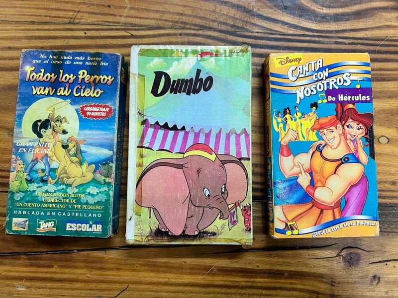 Lote de 3 Videocassettes VHS Infantiles: Todos los Perros van al Cielo, Dumbo y Disney Canta con Nosotros de Hércules