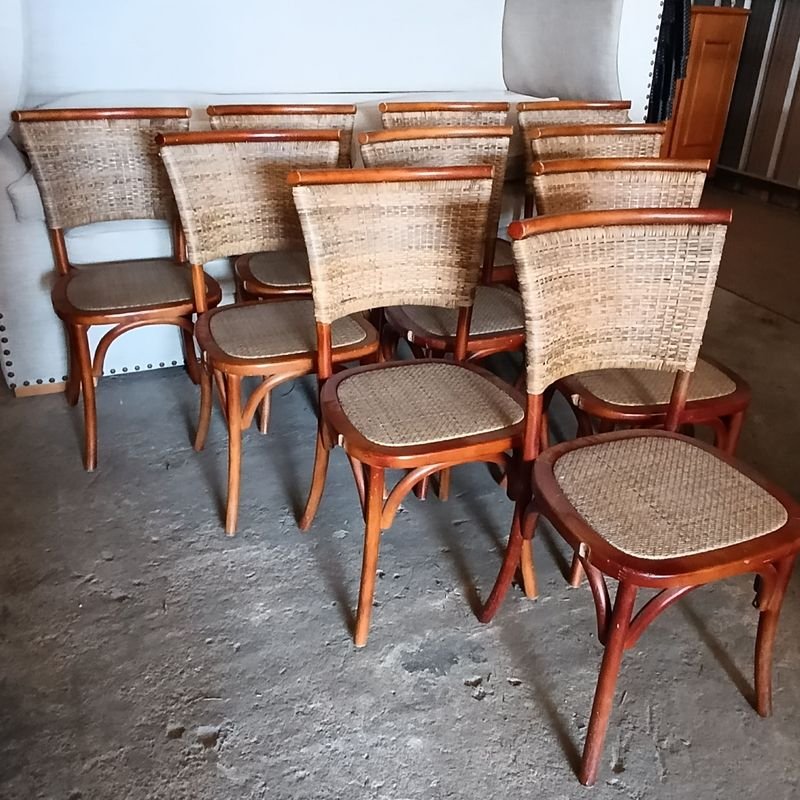 Lote siguiente: Sillas de madera maciza y ratán natural con posabrazos
