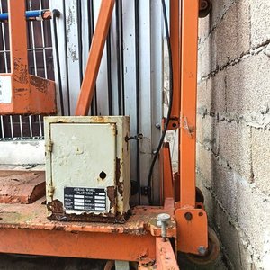 Elevador vertical de personal (Unipersonal) Eléctrico: Plataforma elevadora con canasto de seguridad y panel de control superior. Estructura compacta sobre ruedas, ideal para espacios reducidos en interiores o suelos nivelados - Sin Probar - imagen 8