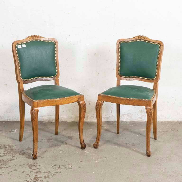 Par de Sillas Francesas Talladas con Tapizado Verde y Detalles en Lustre