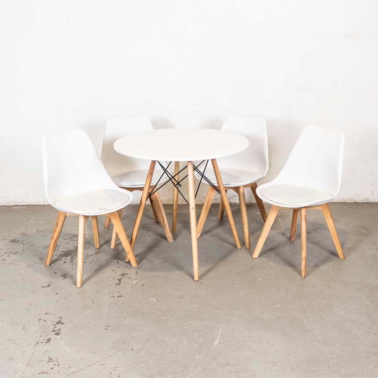 Lote anterior: Mesa de comedor circular y sillas en mal estado