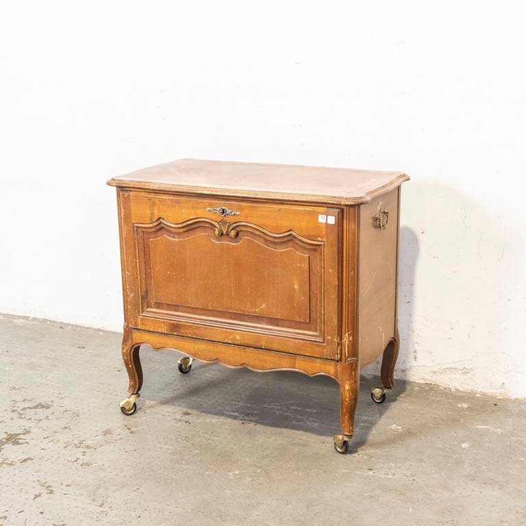 Lote siguiente: Mueble bar rodante estilo Luis XV para decorar tu hogar