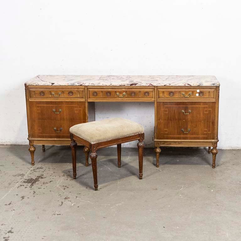 Lote siguiente: Cómoda Luis XVI con banqueta y detalles en el lustre