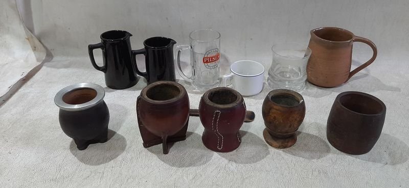 Lote siguiente: Colección de Tazas y Vasijas Cerámicas
