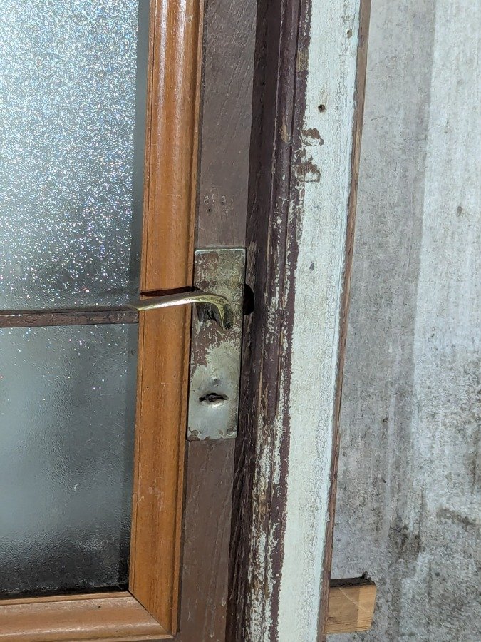 Puerta antigua vidriada en cedro, con reja y marco de pinotea. - imagen 4