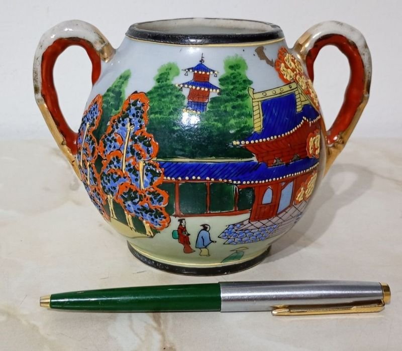 Azucarero de Porcelana Japonesa con Diseño en Relieve