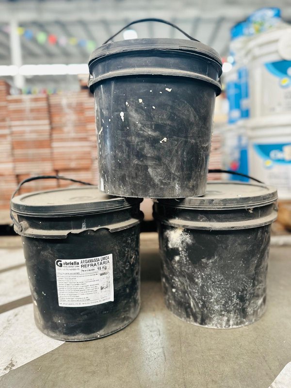 3 Baldes de Argamasa Úmida Refractaria Gabriella 15 kg