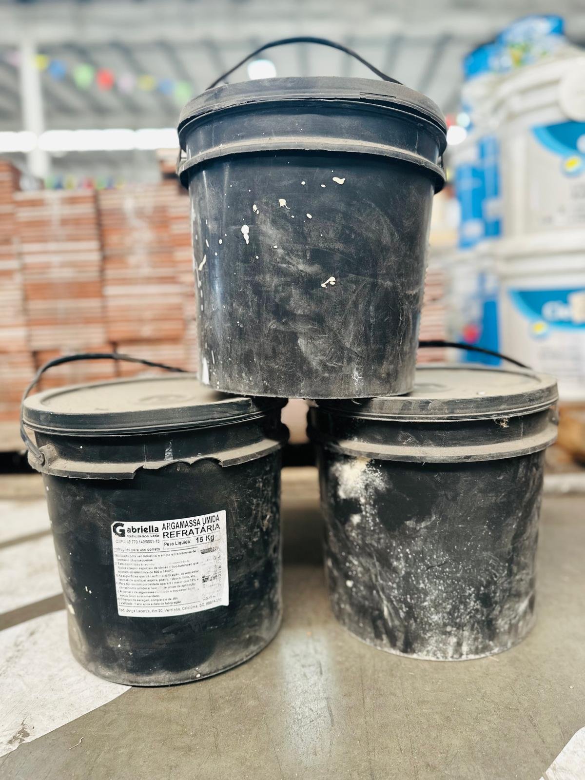 3 Baldes de Argamasa Úmida Refractaria Gabriella 15 kg