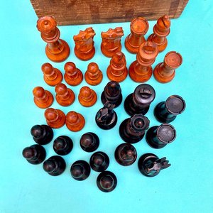 Espectacular juego de ajedrez antiguo con sus piezas realizadas en madera laqueada. Completo con sus 32 piezas. - imagen 12