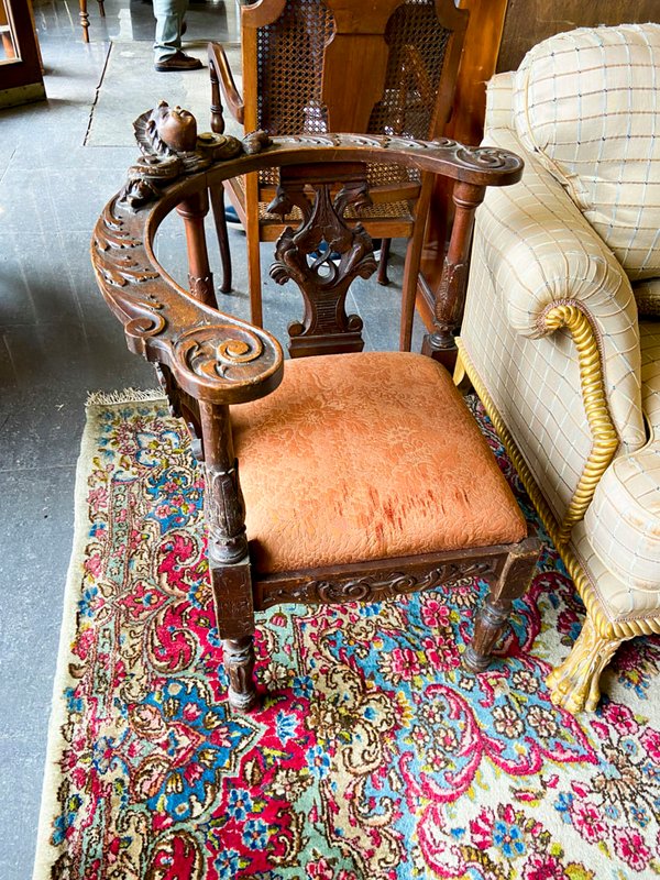 Sillón de madera tallada con tapizado naranja - imagen 1