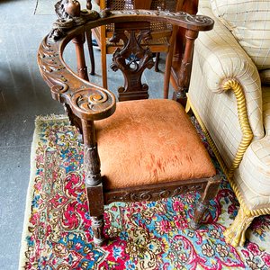 Sillón de madera tallada con tapizado naranja - imagen 1