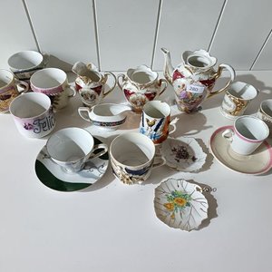 Juego de té incompleto: Tazas, platillos y lechera de diversas procedencias - imagen 8