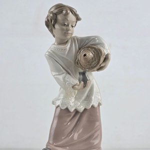 Lote siguiente: Figura Nao de Porcelana Española: Niña con Cesto y Jarrita