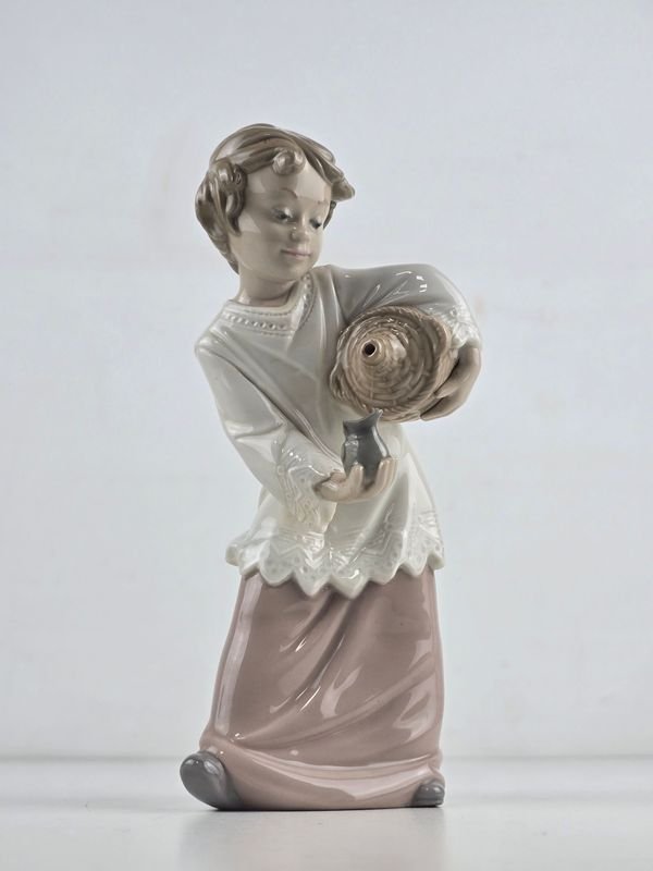 Figura Nao de Porcelana Española: Niña con Cesto y Jarrita