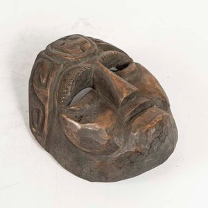 Lote siguiente: Máscara de Madera Tallada Artesanal con Fisura