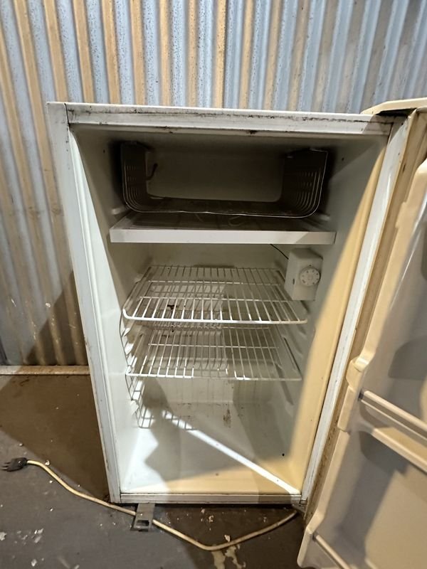 Lote anterior: Refrigerador FRIGOBAR con compartimiento frontal y estantes de alambre