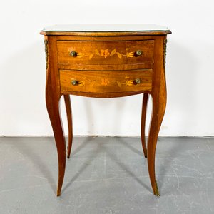Cómoda de transición en madera de caoba con apliques de bronce y detalles florales - imagen 1