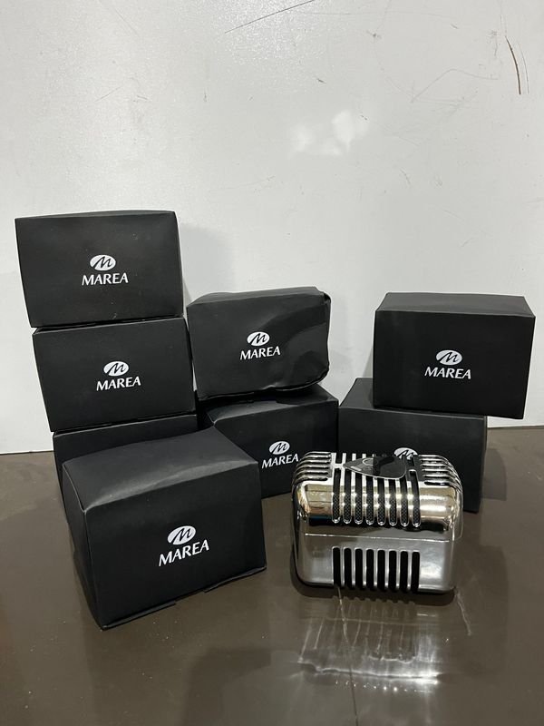 Lote siguiente: 20 Alhajeros diseño “Micrófono” - Joyería en caja de diseño de micrófono