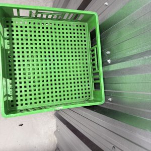 Lote de Cajones Plásticos Apilables Verdes y Amarillos - imagen 4