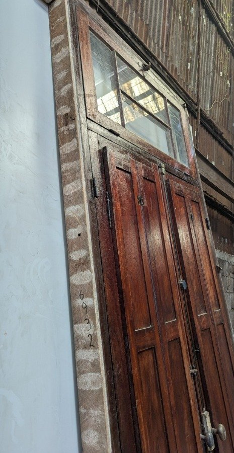 Puerta antigua con par de hojas batientes y marco de pinotea - imagen 9