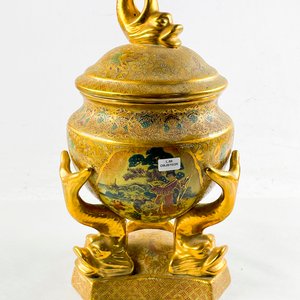 Lote siguiente: Potiche orietal en porcelana, tirante de animal mitológico de 42 cm