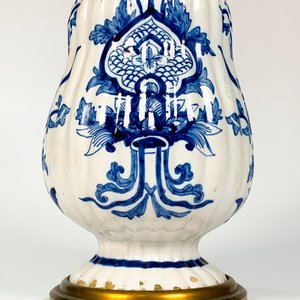 Florero Francés de Cerámica con Base y Virola de Bronce, Decoración Floral Azul y Blanco - imagen 2