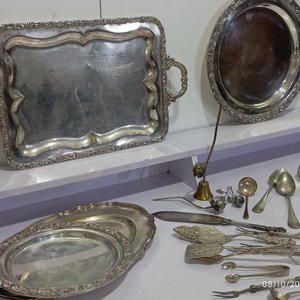 Lote de 29 Piezas de Metal Plateado: Bandejas y Cubiertos de Servir con Bordes Labrados - imagen 3