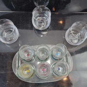 Set de 9 Vasos para Copetín con Bandeja de Vidrio y Bases de Color - imagen 3