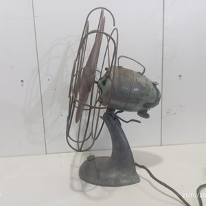 Antiguo Ventilador de Mesa Metálico con Rejilla de Hierro - imagen 4