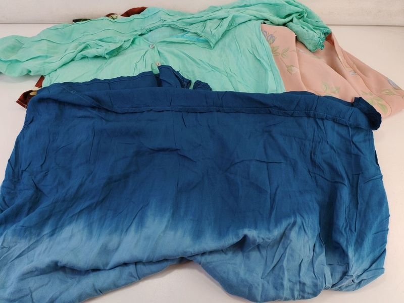 Vestidos y Salto de Cama de Dama en Buen Estado - imagen 4