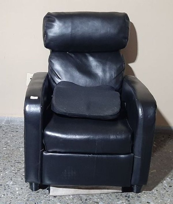 Sillón Reclinable Negro con Almohadón