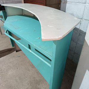 Mostrador de Chapa con Tapa de Madera y Estantes Internos - imagen 3
