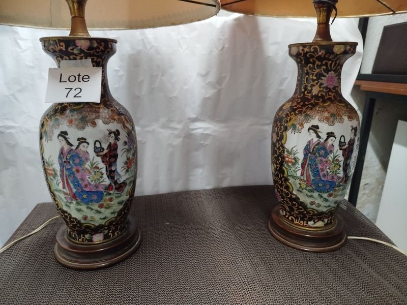 Par de Lámparas Portátiles Estilo Satsuma con Figuras de Geishas