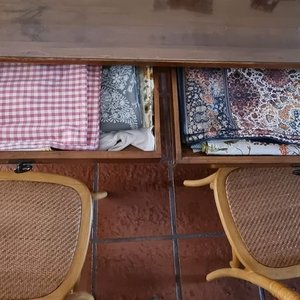 Mesa de Álamo con Vidrio y Cajones + 6 Sillas de Teka - imagen 4
