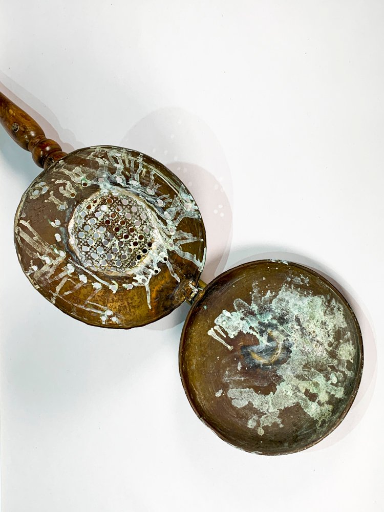 Calentacama en bronce con tapa abatible y mango de madera - imagen 2
