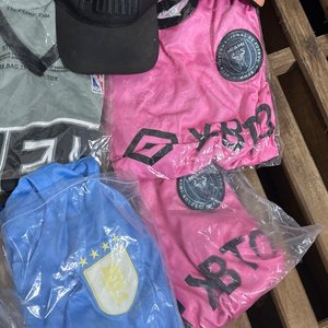 Lote anterior: Camisetas niño gorros nuevos 
