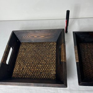 Par de Centros de Mesa Cuadrados de Madera Oscura con Mimbre - imagen 4