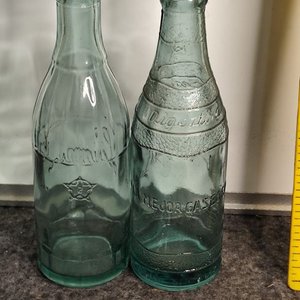 Dos Botellas Antiguas de Vidrio Color Aqua - Limol - imagen 3