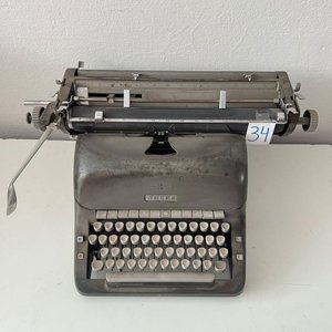 Lote siguiente: Máquina de Escribir Antigua Metálica Adler